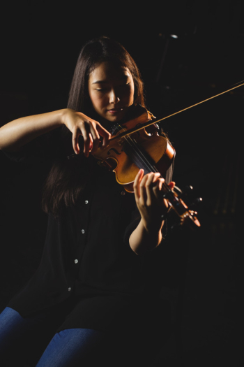 Female student playing violin Free Photo
