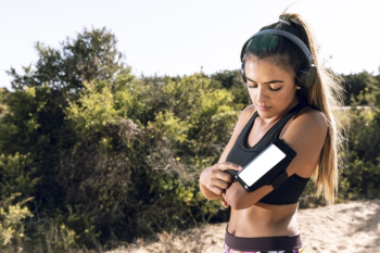 Sporty woman with armband for her phone mock-up Free Photo