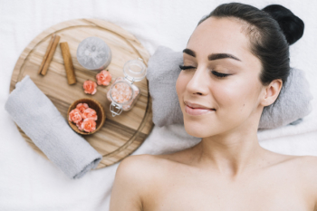 Woman receiving a relaxing massage in a spa Free Photo