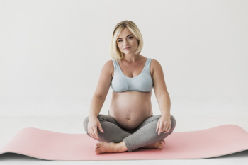 Pregnant woman ready to meditate Free Photo