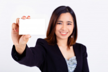 Young woman  holding mockup credit card in hand Free Photo