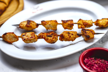 Side view chicken skewers grilled chicken fillet with salt and pepper on a plate Free Photo