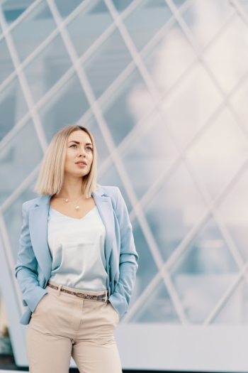 Successful business woman in blue suit Free Photo