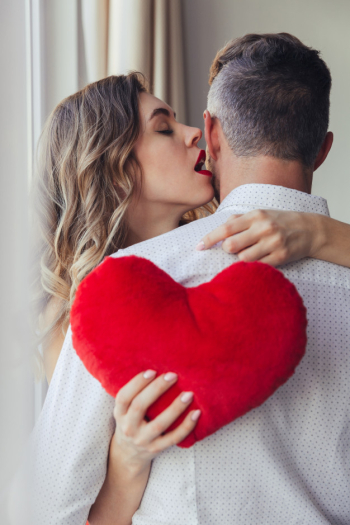 Portrait of a sensual young woman holding her boyfriend, valentines day concept Free Photo