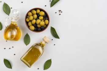 Olive oil and olives with copy space Free Photo