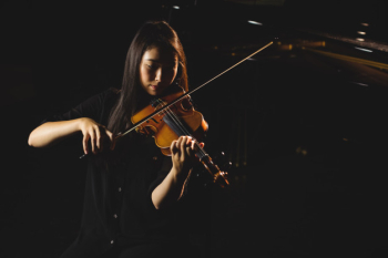 Female student playing violin Free Photo