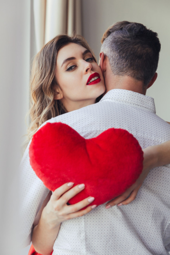 Portrait of a beautiful young woman holding her boyfriend, valentines day concept Free Photo