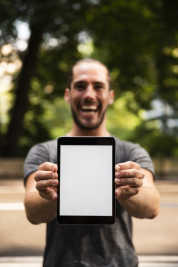 Close-up of man holding tablet mock-up Free Photo