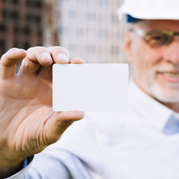 Close-up man with business card mock-up Free Photo