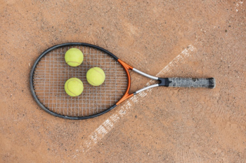 Top view racket with tennis balls Free Photo