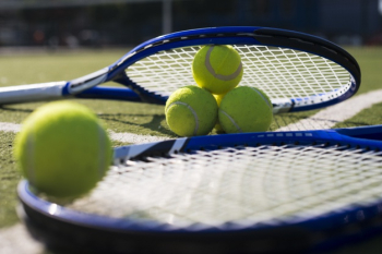 Close-up tennis rackets and balls Free Photo