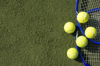 Top view tennis balls with rackets Free Photo