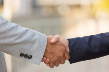 Closeup of business partners handshake Free Photo