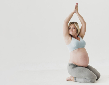Front view pretty pregnant woman doing yoga with copy space Free Photo