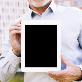 Close-up old man holding a tablet mock-up Free Photo