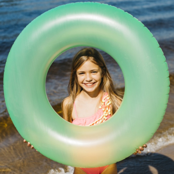 Little girl holding inflatable swimming ring Free Photo
