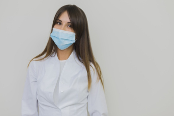 Woman posing in surgical mask and copy space Free Photo