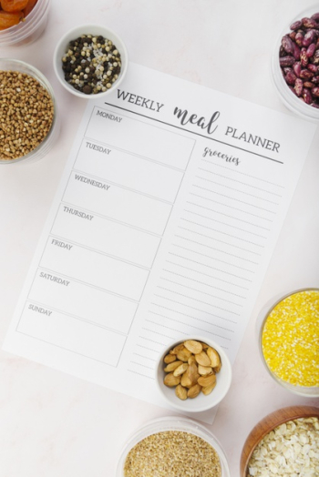 Top view of weekly meal planner Free Photo