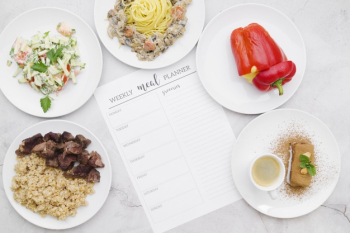 Flat lay of weekly meal planner concept Free Photo