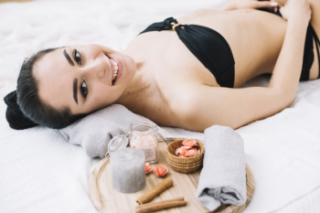 Woman receiving a relaxing massage in a spa Free Photo