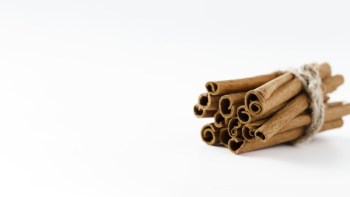 Cinnamon sticks with white copy space background Free Photo