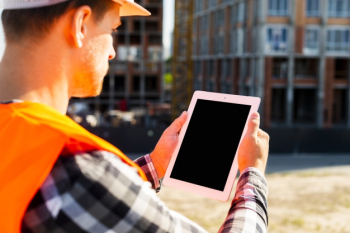 Close-up side view construction engineer using tablet Free Photo