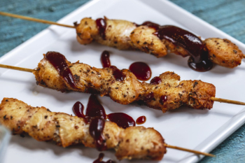 Side view chicken skewers grilled chicken with seasoning and sauce Free Photo