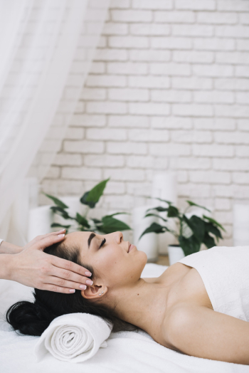 Woman receiving a relaxing facial massage Free Photo