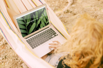 Woman using laptop mockup in nature Free Psd