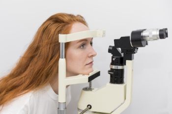 Young woman having his eyesight checked at opticians Free Photo