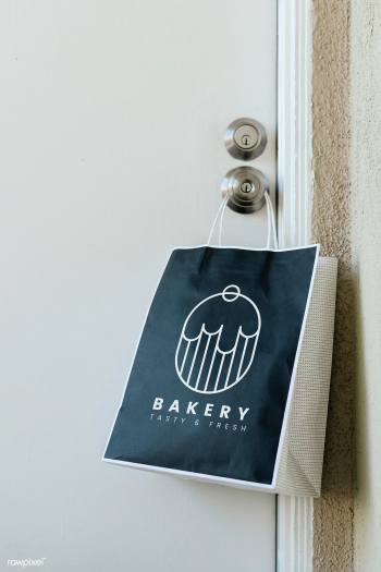 Contactless delivery bakery bag mockup hanging on a doorknob during th.. | Free  psd mockup - 2330037