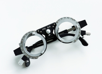 Closeup of eyeglasses measurement | Free stock photo - 377887