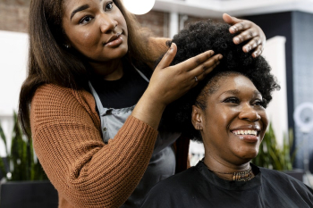 Customer getting a hairdo at a beauty salon  | Free stock photo | High Resolution image