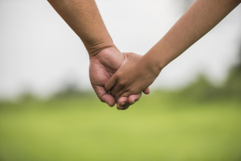 Father and daughter holding hand in hand together Free Photo