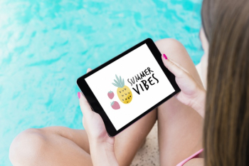 Girl presenting tablet mockup next to pool Free Psd