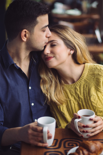 Couple in love drinking coffee in coffee shop Free Photo