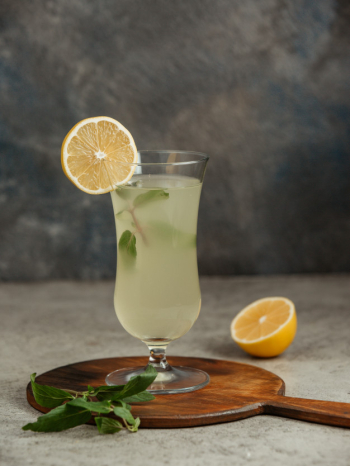 Lemonade served with slice of lemon and mint Free Photo