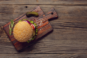 Top view burger on a cutting board Free Photo