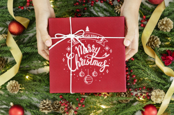Red wrapped christmas present mockup Free Psd