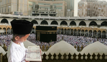 Child Reading Quran in Mekka