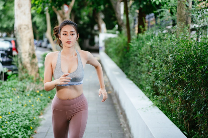 Asian woman running - Nohat - Free for designer