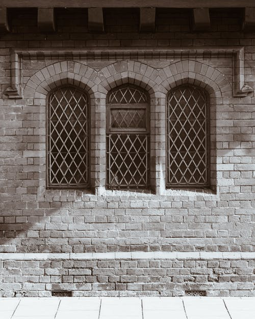 window,wood,brick,brickwork,black-and-white,building,roof,building material,tints and shades,facade,pexels