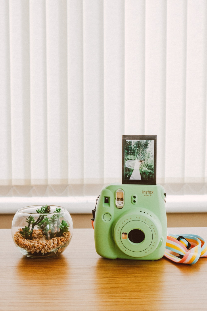 analog camera,camera,classic,film photography,indoors,instant camera,instant photo,table,technology